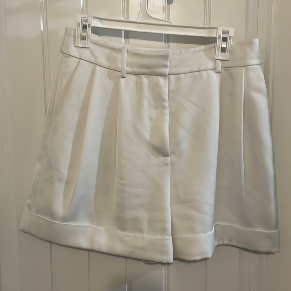Pleated white shorts